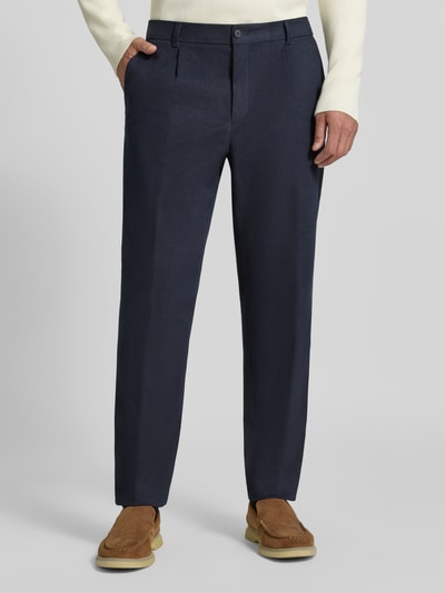 Männermodel trägt dunkelblaue Tapered Fit Hose aus Baumwoll-Mix Modell 'C-Perin' von BOSS, Herren Schmale Hose, Nahaufnahme Oberkörper.