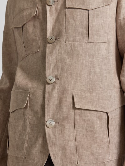 Männermodel trägt Hemdjacke aus Leinen mit Pattentaschen von Zuitable in Beige, Regular-Fit, Knopfleiste, Nahaufnahme Oberkörper.
