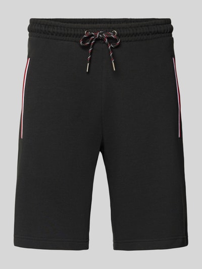 Produktfoto, czarne Shorts mit elastischem Bund von Christian Berg Men, krój regular fit, bawełna z elastanem, kieszenie z kontrastowym paskiem, sznurek, Szerokość w rozmiarze M: 43 cm, długość nogawki wewnętrznej w rozmiarze M: 23 cm
