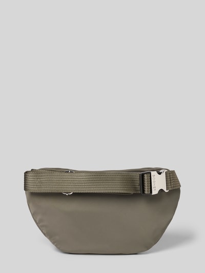 Produktfoto, olivgrüne Handtasche mit Label-Detail Modell 'verbier play 1.0 janica' von BOGNER, Zweiwege-Reißverschluss, strukturierter Schulterriemen, dezente glatte Textur, Hauptfach, Maße 28x16x4 cm, längenverstellbarer Riemen 72 cm.