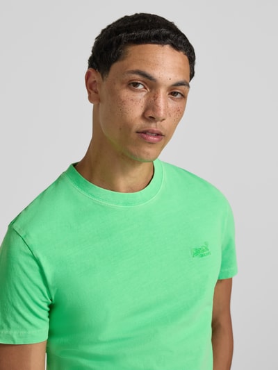 Männermodel trägt T-shirt mit ronde hals en labelstitching van Superdry, puur katoen, slim fit, ruglengte maat M 66 cm, Nahaufnahme Oberkörper
