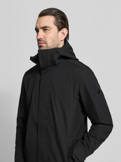 Męskimodel nosi czarną Parka z patkami przy mankietach Parka mit Ärmelriegeln Modell 'GEORGE' von Didriksons, kaptur, krój regular fit, zbliżenie na górną część ciała