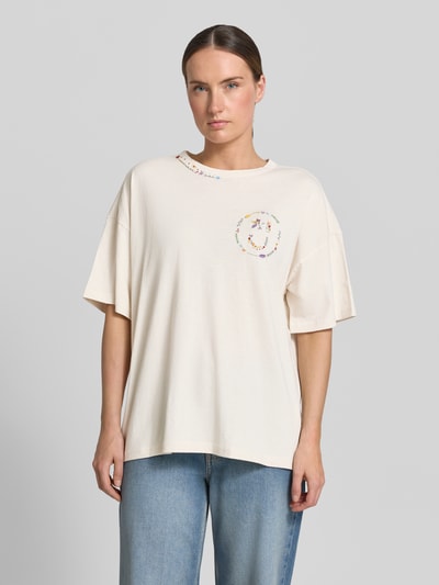 Frauenmodel trägt Relaxed Fit T-Shirt mit floralem Stitching von JAKE*S STUDIO WOMAN in Creme, Damen T-Shirt mit Rundhalsausschnitt, Halbarm, Rückenlänge bei Größe 38: 64 cm, Ganzkörperansicht von vorne.