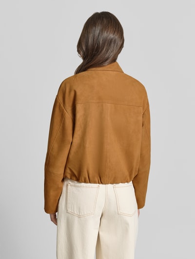 Frauenmodel trägt Bomberjacke aus Velours mit Eingrifftaschen von Jake*s Collection in Braun, relaxter Schnitt, glatte Textur, Ganzkörperansicht Rückansicht.