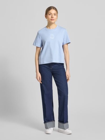 Frauenmodel trägt Oversized Damen T-Shirt aus reiner Baumwolle Modell 'SARA METTE' von Vero Moda, Optik: Unifarben, Motiv-Stitching, Rundhals, Kurzarm, Jersey-Material, Ganzkörperansicht von vorne.