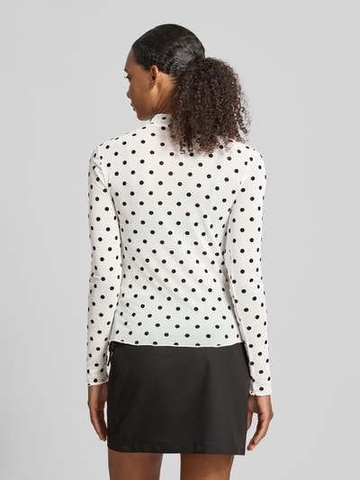 Vrouwenmodel draagt wit shirt met lange mouwen met zwart all-over motief Slim Fit Langarmshirt mit Allover-Muster model 'JESHI' van PIECES Dames, volledige rugaanzicht.