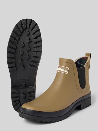 Productfoto, olijfgroene en zwarte laars met label in reliëf, grof profiel, Stiefel met Label-Prägung model 'Mallow Chelsea Welly' van Barbour, Dames boots