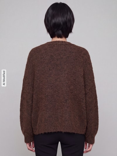 Männermodel trägt braunen kardigan rozpinany mit dodatek wełny Regular Fit Strickjacke mit Woll-Anteil Modell 'NELLIE' von ONLY, Ganzkörperansicht Rückansicht, KI-modifiziertes Bild. Damen Strickjacke von ONLY