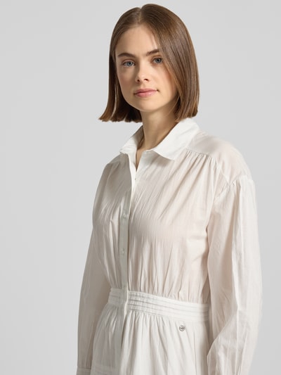Vrouwenmodel draagt Midi-Freizeitkleid aus reiner Baumwolle Modell 'CELESTE' van Pepe Jeans, effen, figurumspielend fit, hoge kraag, broderie, ballonmouwen met manchet, midilengte, muschelsaum, zuiver katoen. Close-up bovenlichaam.