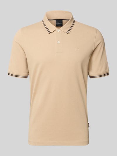 Produktfoto, Slim Fit Poloshirt mit Label-Stitching von bugatti in Beige, reine Baumwolle, kurzärmelig, Polokragen, Knopfleiste, Modell 'Käntchen', Rückenlänge Größe M 67 cm.