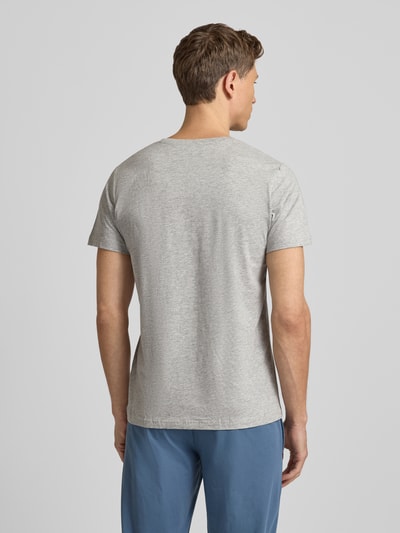Männermodel trägt T-Shirt mit Rundhalsausschnitt im 2er-Pack von MCNEAL aus Baumwoll-Viskose-Mix, Regular Fit, Ganzkörperansicht Rückansicht.