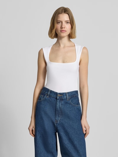 Frauenmodel trägt weißes Damen Top mit Karree-Ausschnitt Modell 'ISABELLA GIGI' von JJXX, Baumwoll-Mix mit Stretch-Anteil, Körpernaher-Schnitt, Ganzkörperansicht von vorne. Rückenlänge bei Größe S: 50 cm.