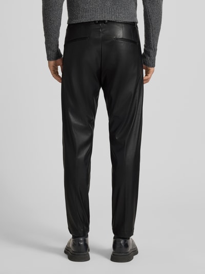 Männermodel trägt schwarze Hose in Leder-Optik Modell 'SALTO' von Cinque, Regular Fit, Gesäßtaschen, Ganzkörperansicht Rückansicht.