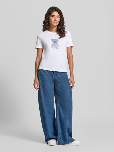 Kobiece model prezentuje Damski t-shirt Slim Fit T-Shirt mit Ziersteinbesatz od Liu Jo White z bawełny, Motyw, okrągły dekolt, długość tyłu dla rozmiaru S: 57 cm, Ganzkörperansicht von vorne.