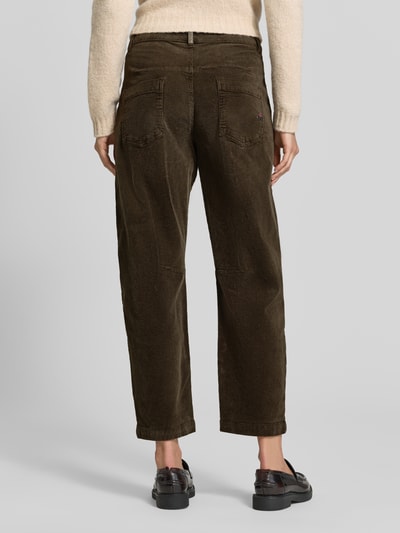 Vrouwenmodel draagt Barrel Fit corduroy broek van katoenmix van Buena Vista in donkerbruin, grof ribtextuur, Ganzkörperansicht Rückansicht.