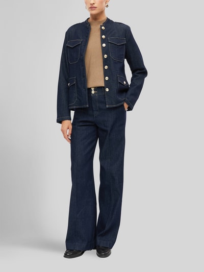 Frauenmodel trägt Regular Fit Marlenehose aus Baumwoll-Mix von s.Oliver BLACK LABEL, dunkelblau, strukturierte Oberfläche, Ganzkörperansicht von vorne.