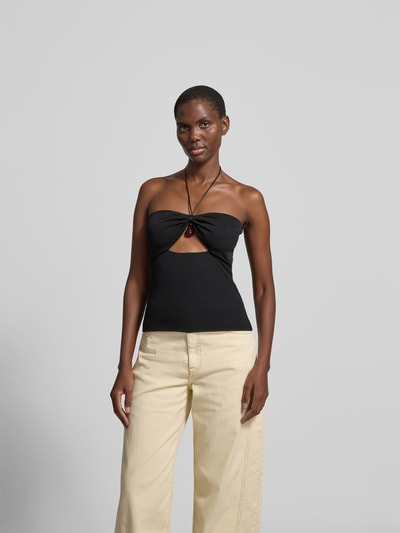 Frauenmodel trägt Neckholder-Top mit Zierstein von Nanushka in Schwarz, eng anliegende Passform, Bandeau-Design, Cut-Out, Spaghettiträgern, Ganzkörperansicht von vorne.