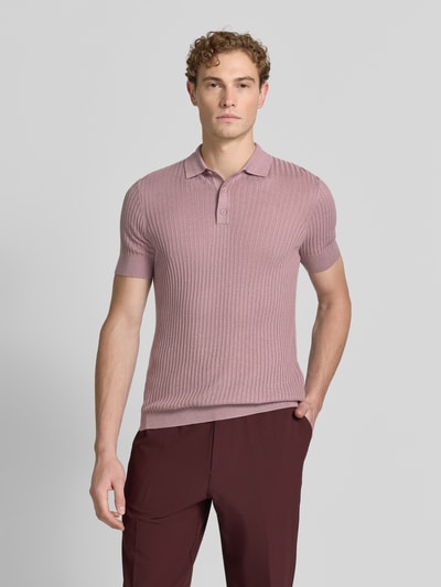 Männermodel trägt Slim Fit Poloshirt aus Viskose-Mix mit Leinen-Anteil von Antony Morato in Strick-Optik, dezente Rosa-Töne, Ganzkörperansicht von vorne. Rückenlänge bei Größe M: 70 cm.