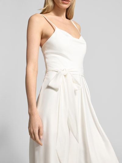 Kobiece modelka nosi Jumpsuit mit Wasserfall-Ausschnitt und Spaghettiträgern od Hey Kyla, satyna, taliowany krój, wiązany pasek, zapięcie na haftkę i zamek błyskawiczny, jasna kolorystyka, gładka tekstura, detaliczne ujęcie górnej części, Nahaufnahme Oberkörper. Szerokość w rozmiarze 36: 33 cm, długość tyłu w rozmiarze 36: 39 cm, całkowita długość 154 cm, długość wewnętrzna nogawki 84 cm.