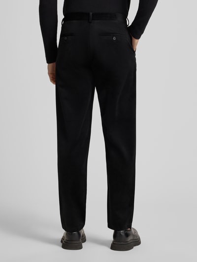 Männermodel trägt Hose aus Samt mit Gesäßtaschen Modell 'kian' von Matinique, regular fit, zwart, Ganzkörperansicht Rückansicht.