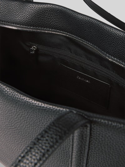 Produktfoto, Shopper mit Label-Detail von CK Calvin Klein, czarna fakturowana powierzchnia, wewnętrzna kieszeń na zamek, Szerokość w rozmiarze 1: 47 cm, Długość w rozmiarze 1: 26 cm, Głębokość w rozmiarze 1: 16 cm, Długość paska na ramię w rozmiarze 1: 63 cm