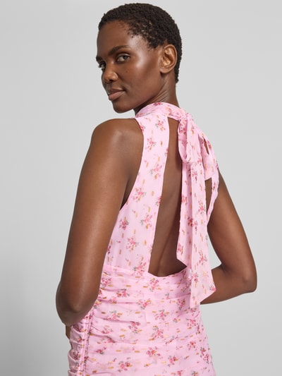 Frauenmodel trägt Maxikleid mit floralem Allover-Print Modell 'Dori' von Neo Noir, ärmellos, Stehkragen, Raffungen, Nahaufnahme Rückansicht.