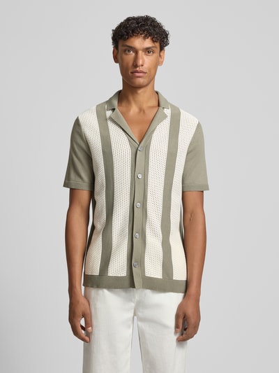 Männermodel trägt JOOP! Regular Fit vrijetijdsoverhemd model 'Galvo' van puur katoen met kentkraag, knoopsluiting, Ganzkörperansicht von vorne.
