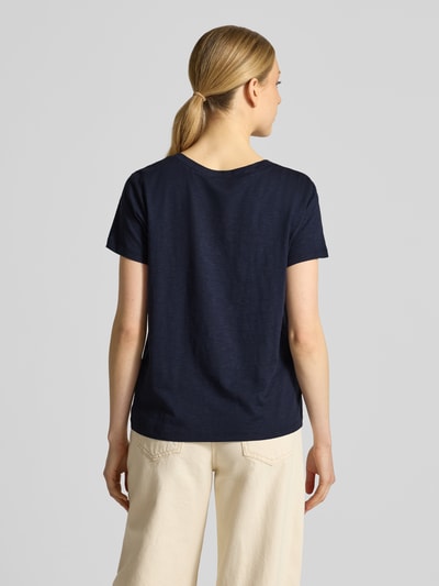 Frauenmodel trägt T-Shirt mit Ziersteinbesatz und Rundhalsausschnitt von monari, dunkelblau, Baumwoll-Micromodal-Mix, Regular Fit, Ganzkörperansicht Rückansicht.