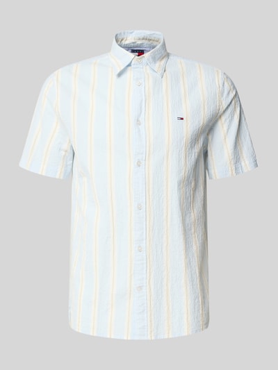 Produktfoto, Regular Fit Freizeithemd aus Baumwoll-Mix von Tommy Jeans mit Optik:Allover-Muster, gestreift, Kentkragen, Knopfleiste, Logo-Stitching, Kurzarm, Rumpfabschluss mit Seitenschlitzen, Materialverarbeitung: Crêpe.