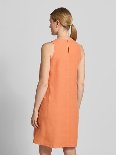 Modelka kobieca nosi Leicht ausgestelltes Leinenkleid in Knielänge von Marc O'Polo, pomarańczowy, czysty len, fason lekko rozkloszowany, widok całej sylwetki z tyłu.
