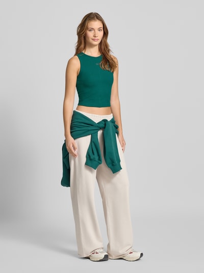 Karo Kauer Top krótki z naszywką z logo Ciemnozielony 1