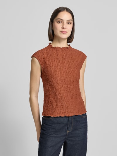 Kobiece modelka nosi Top mit Strukturmuster od Jake*s Collection z mieszanki bawełny z dodatkiem streczu, krój regular fit, stójka, długość tyłu w rozmiarze S: 53 cm, kolor rdzawy, fakturowana powierzchnia, widok całej sylwetki z przodu.