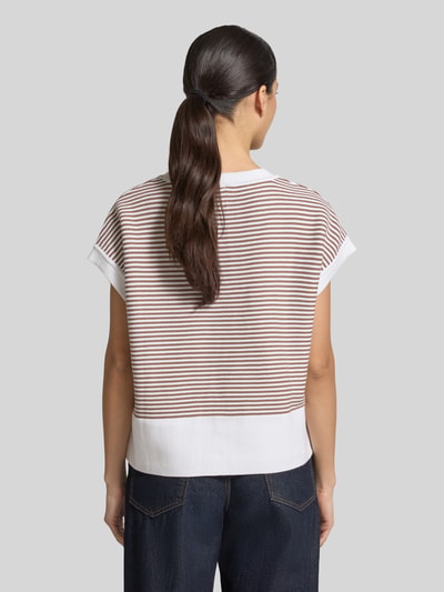 Frauenmodel trägt Damen T-Shirt aus reiner Baumwolle in Strick-Optik Modell 'Kipe' von JOOP! mit Rundhalsausschnitt, lockerer Passform, Label-Detail, weiß-braun gestreift, Rückenlänge 56 cm, Ärmellänge 14 cm, Ganzkörperansicht Rückansicht.