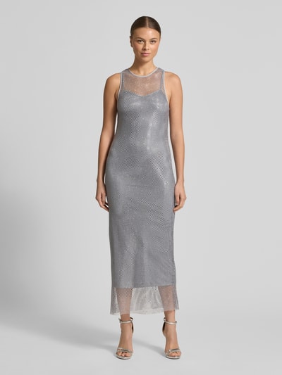 Frauenmodel trägt sukienka midi z elastyczna mieszanka materiałów, krój regular fit, model 'Limone' od Marella, obszycie z kamieni stras na całej powierzchni, cienkie ramiączka, półprzezroczysty materiał z halką kryjącą, okrągły dekolt; kolor srebrzystoszary, długość tyłu 138 cm, szerokość klatki piersiowej 36 cm, całkowita długość, widok z przodu, zdjęcie pełnej sylwetki.