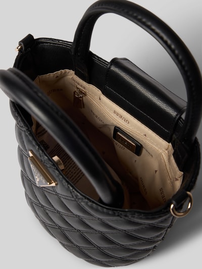 Produktfoto, schwarze Handtasche mit Steppnähten Modell 'GIULLY II' von Guess, beige Innenfutter, Magnetverschluss, goldene Details