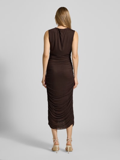 Frauenmodel trägt Maxikleid mit Rundhalsausschnitt Modell 'Corilina Solid' von Neo Noir, figurbetonter Schnitt, Ganzkörperansicht Rückansicht.