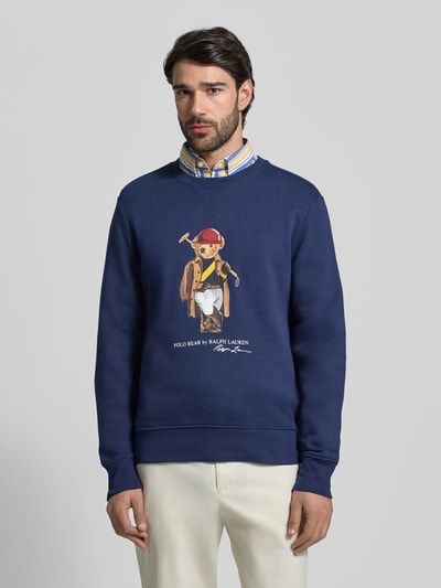 Männermodel trägt Regular Fit Sweatshirt aus Baumwoll-Mix von Polo Ralph Lauren, Optik: Unifarben, Label-Motiv-Print, Rundhals, Langarm, Bündchen gerippt, Materialverarbeitung: Sweat, Ganzkörperansicht von vorne.