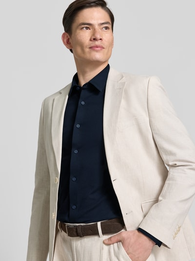 Männermodel trägt Slim Fit Businesshemd aus Baumwoll-Mix Modell 'P-HANK-S' von BOSS in Optik: Unifarben, Nahaufnahme Oberkörper.