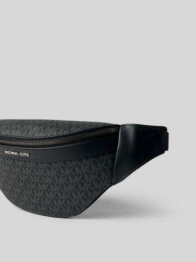 Produktfoto, Bauchtasche mit Logo-Muster Modell 'GREYSON' von Michael Kors, schwarz-graues Allover-Design, grobe Struktur, silberner Reißverschluss, Kontext: Herren Bauchtasche, Maße 28x15x10 cm, Schulterriemen 82 cm