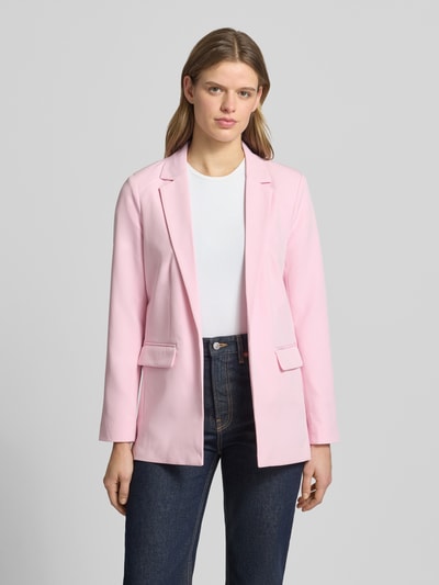 Frauenmodel trägt Loose Fit Longblazer mit Abnähern Modell 'BOZZY' von Pieces in Hellrosa mit Pattentaschen, unifarben, Ganzkörperansicht von vorne.