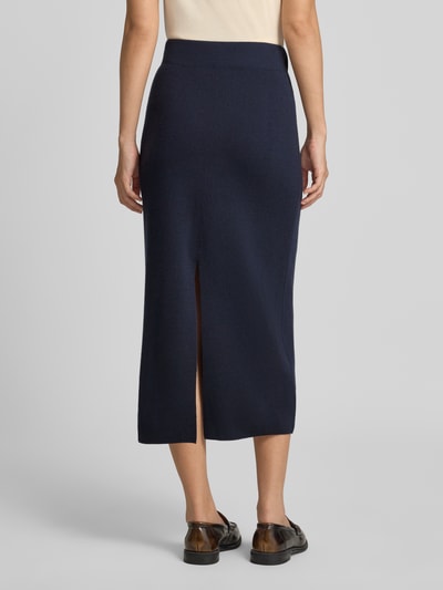 Frauenmodel trägt Ausgestellter Midi-Rock aus reiner Schurwolle Modell 'Sonni' von Max Mara, dunkelblau, Gehschlitz, Ganzkörperansicht Rückansicht.