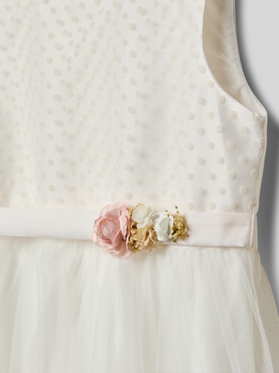 Mädchen trägt Regular Fit Kleid mit floralem Besatz von Une Hautre Couture, Baumwoll-Mix, ärmellos, Detailaufnahme Oberkörper.