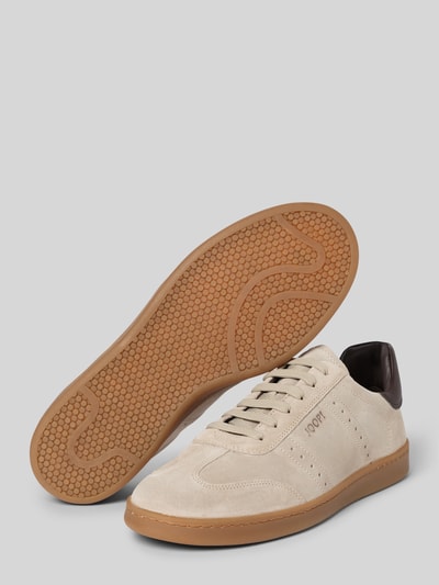 Produktfoto, Sneaker aus echtem Leder mit Logo-Detail Modell 'Velluto' von JOOP! SHOES in Beige mit brauner Gummi-Sohle, abgerundete Passform, Schnürverschluss, markantes Logo-Detail, für Herren, Absatzhöhe bei Größe 44: 3 cm, Schafthöhe 8 cm, Schaftweite 10 cm.