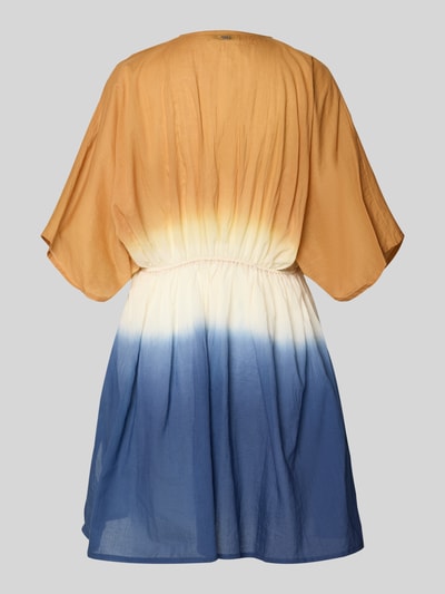 Frauenmodel trägt Strandkleid mit V-Ausschnitt Modell 'Mundoly' von Barts, Reine Baumwolle, Taillierter Schnitt, Minikleid, Farbverlauf braun-blau, Raffungen, rückseitiges Label-Detail, Ganzkörperansicht Rückansicht.