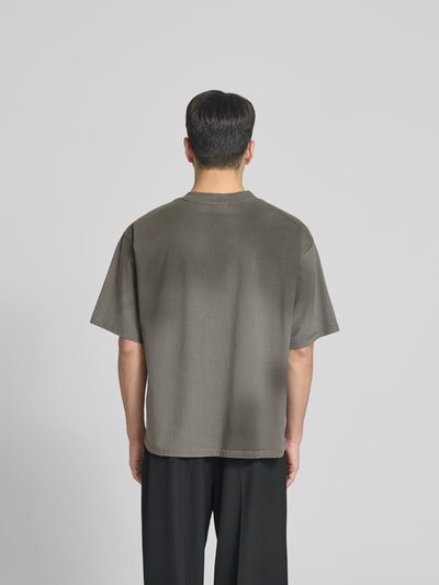 Männermodel trägt Relaxed Fit T-Shirt mit Foto-Print von WON HUNDRED aus reiner Baumwolle, Rückenlänge 68 cm, Ganzkörperansicht Rückansicht.