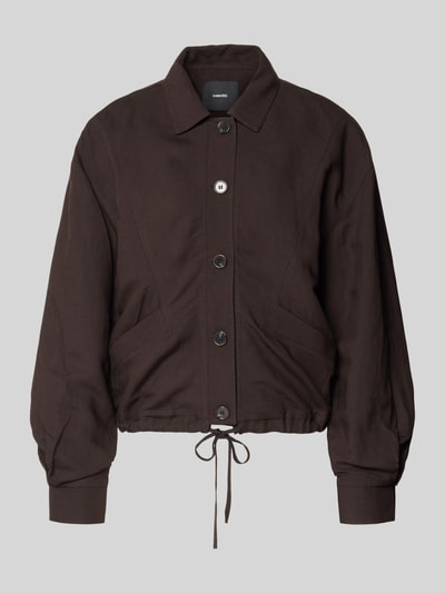 Produktfoto, dunkelbraune Jacke mit Umlegekragen Modell 'Nisari' von Someday aus reiner Baumwolle, Regular Fit, sichtbare Knopfleiste und Tunnelzug, strukturierte Oberfläche, neutrale Farbgebung, Produktdetails: Rückenlänge 55 cm, Schulterbreite 54 cm, Brustweite 56 cm, Ärmellänge 54 cm.