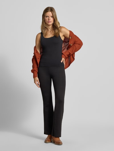 Frauenmodel trägt Slim Fit Schmale Hose mit elastischem Bund Modell 'FEVER' von ONLY, schwarz, figurbetont, Damen Schmale Hose von ONLY, Ganzkörperansicht von vorne