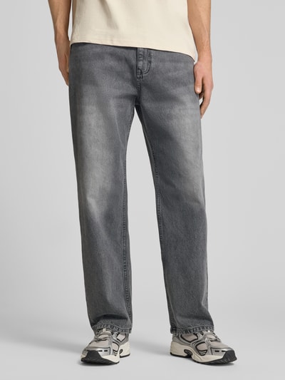 Männermodel trägt Baggy Jeans im 5-Pocket-Design von REVIEW in Grau, Reine Baumwolle, Lockerer-Schnitt, Nahaufnahme Unterkörper, Vorderansicht.