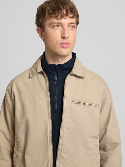 Męski model nosi Sweatshirt mit Troyer-Kragen Modell 'BRODY' od Blend, bawełniana mieszanka, prosty krój, z elastycznymi wykończeniami, z przodu widok górnej części ciała.