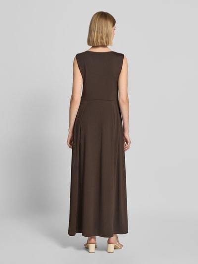 Vrouwenmodel draagt Maxikleid mit Rundhalsausschnitt van monari, Materiaalmix met stretch, A-lijn, effen design, ruglengte maat 36: 130 cm, borstwijdte maat 36: 41 cm, effen bruin, gladde textuur, Ganzkörperansicht Rückansicht.